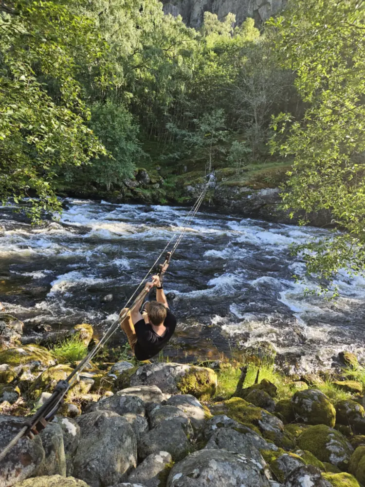 Fiskar med stong i det stride vatnet i Bjoreio