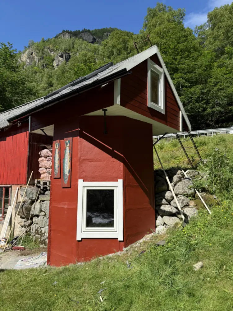 Den raude siloen som er bygd om til laksesuite