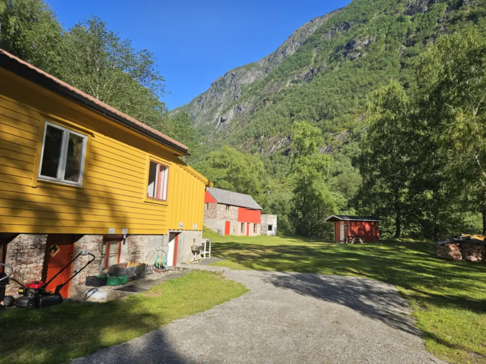 Det gule huset og innkøyrsla på campingplassen